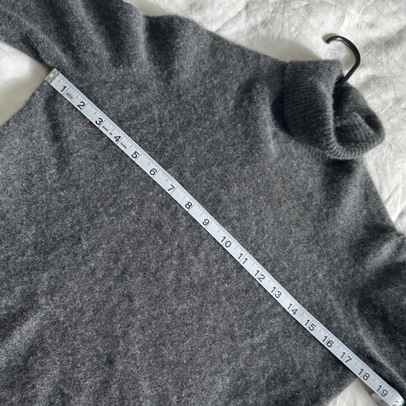 100% Cashmere Charcoal Gray Turtleneck Sweater Size S/M - Picture 5 of 6